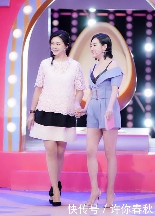 穿搭■44岁大S素颜吓人?网友:这个大妈是谁?针织衫+百褶裙超时髦!