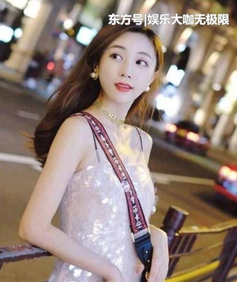  「格子裙」街拍：环肥燕瘦的小姐姐，一件白色上衣配格子裙，青春靓丽气息