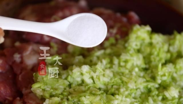  吃腻：普通肉丸都吃腻了？这道咖喱小丸子香味浓郁，让你胃口大开