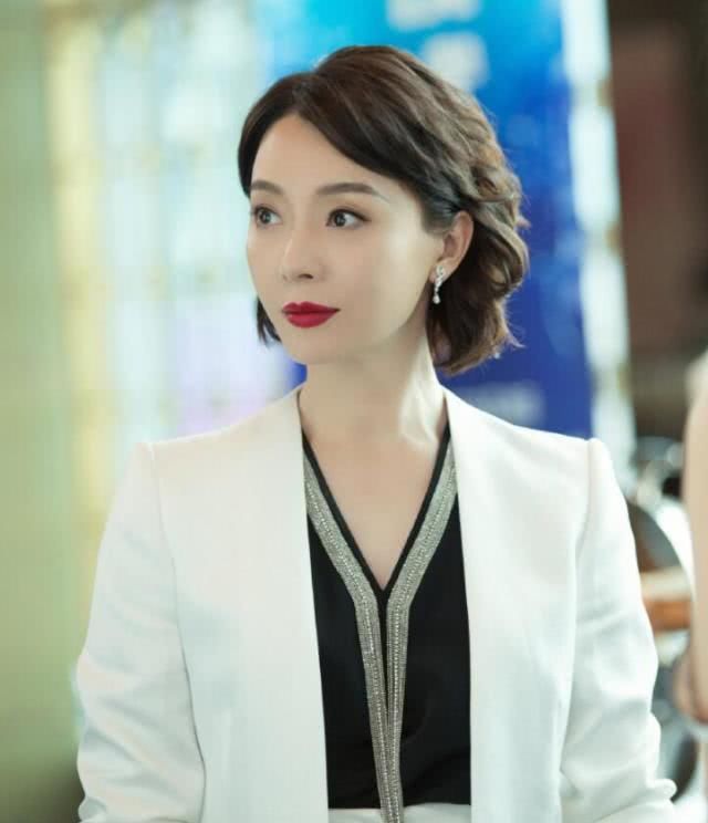  『奔四』奔四奔五女人别乱剪头发，有这4款就够了，优雅高级还显气质