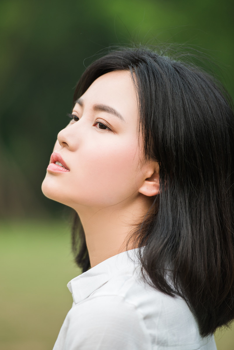 穿白衬衫的短发素颜大眼女孩写真