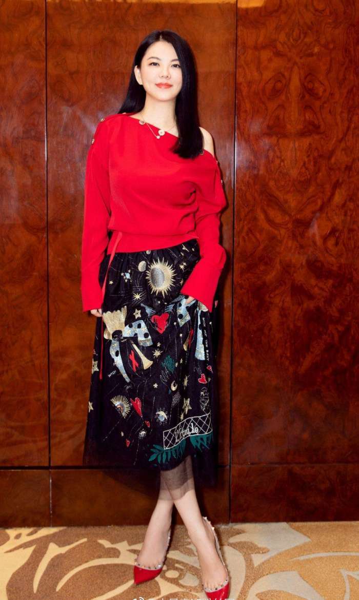 李湘真厉害! 穿的是包臀裙还夹得这么紧 网友: 这尺寸也未免太尴