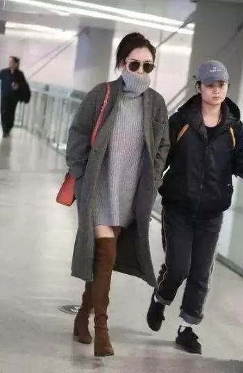 杨幂关晓彤撞衫，大10岁竟一次没输！网友：腿在气质面前不值一提