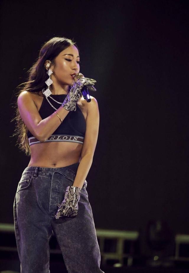 过节学吉克隽逸穿，陪老公出去串门，被人夸身材好，倍有面