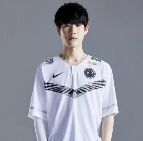  『RW』IG2比1险胜RW后网友怒了，这个theshy是不是飘了？