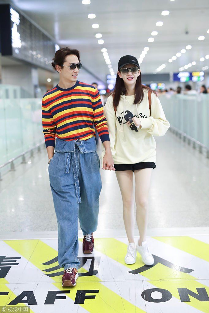 甜过热恋！戚薇与老公李承铉机场牵手撒糖  “下衣失踪”露雪白美