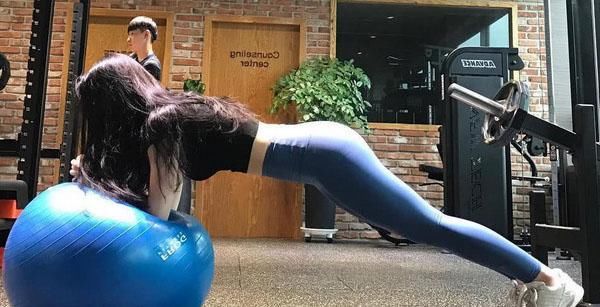 她不仅长得甜美，杨柳细腰，身材也很迷人！