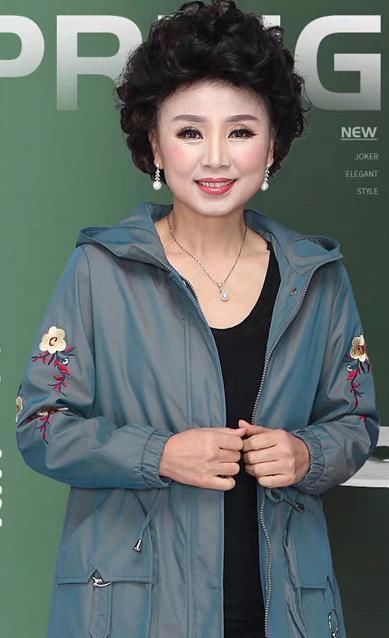  「采用」真漂亮!现在的女人都喜欢穿这种连衣裙,修身显瘦,优雅减龄