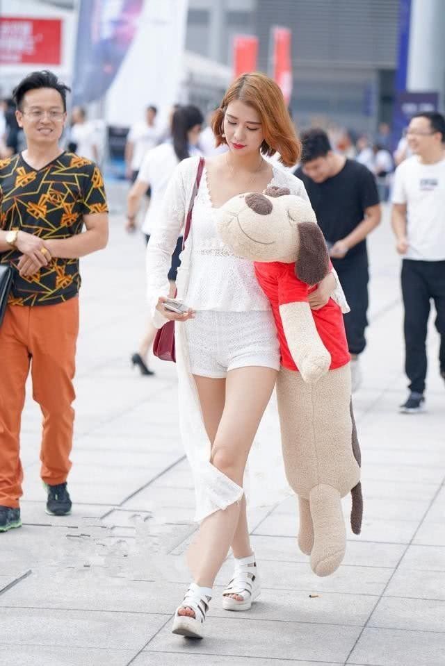 街拍：动人柔美大方小姐姐，穿着清新美丽气质活泼！