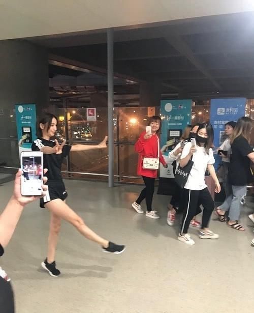 佟丽娅一身运动装现机场，镜头往下移时我呆了，网友：是短裤吗？