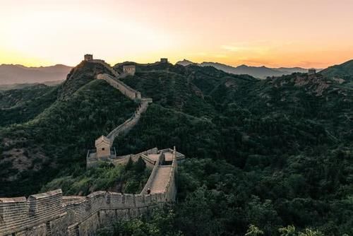  真爽@登上中国景色最壮观的长城，却几乎没有游客，一人独享长城真爽