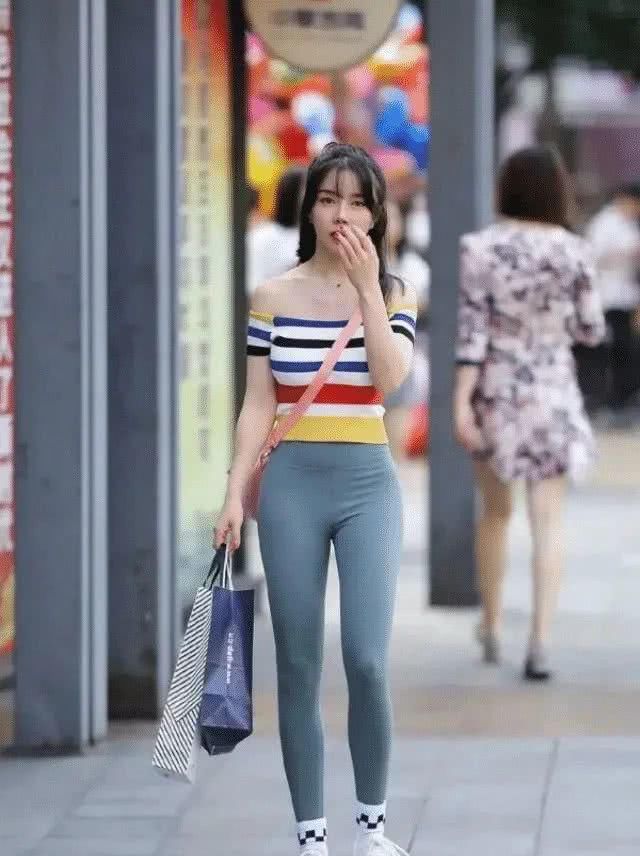  [美女]打底裤紧绷贴身，美女庆幸自己跟风了