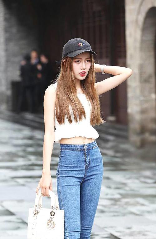 街拍 美女连体连体裙露出香肩十分迷人 秀出好身材清新时尚！