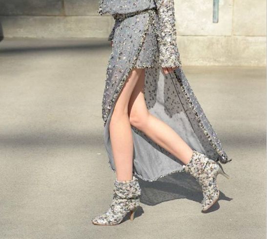 我们在巴黎大皇宫变的书报亭里问了周迅和刘雯一些小秘密……