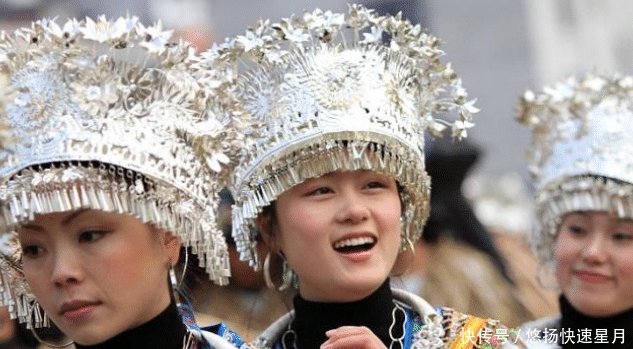 苗族姑娘我们的银饰好看有便宜,为何没人肯买游客我们又不蠢