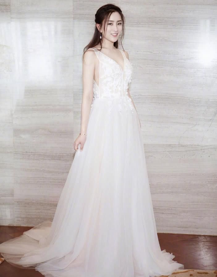 马苏穿低胸裙真美，却被“地中海刘海”毁了气质，比身旁大叔丑!