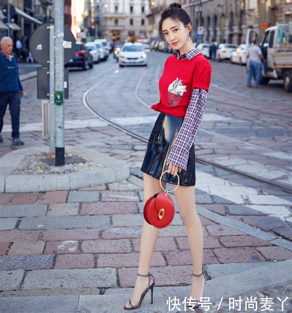 王丽坤真猛！脚踩12cm细针跟也敢出街，脚尖脚背垂成一条直线！