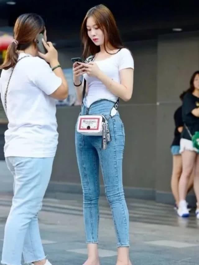  位小姐姐@“葫芦腰”的紧身牛仔裤，最拘谨的高丘女神，网友：太完美！
