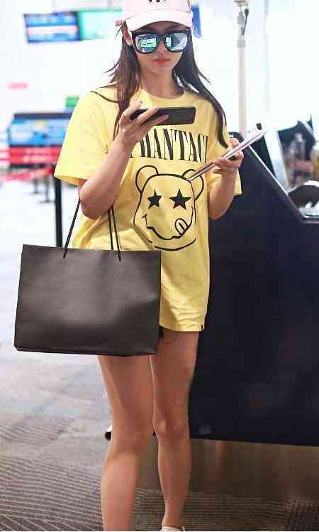 杨超越玩儿“下半身消失”,还坐下来,网友:她有穿安全裤