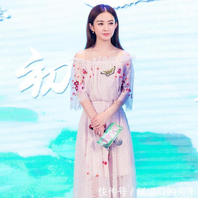 赵丽颖和自己蜡像合影,蜡像衣服真心美,网友:丽颖微博之夜穿过