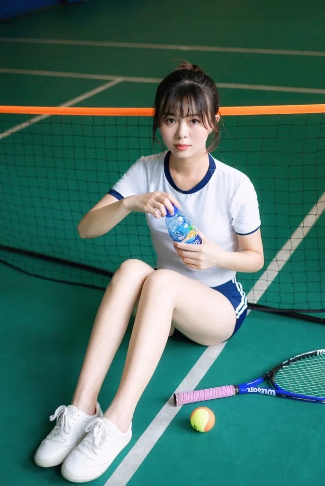  「活力」美女街拍：美女活力运动装，是青春的味道