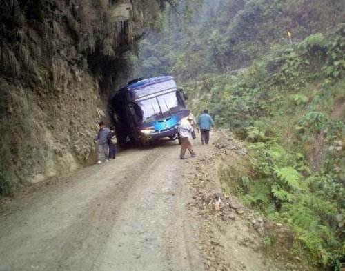 全球第一夺命公路，每年300人丧生于悬崖，敢走的司机胆得多大