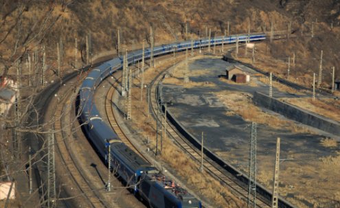 为何火车半夜路过一些地方时，乘务员会强制拉上窗帘？看完涨知识