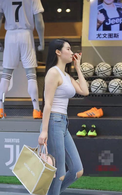  #美女下身#街拍：窈窕女生身材让人羡慕，这就是潮女们喜欢健身的原因？