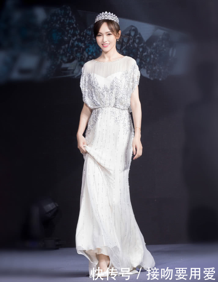 唐嫣身穿仙女裙头戴皇冠美到逆天，罗晋请把你的美丽公主接走！