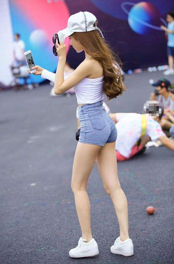 街拍：炎热夏季姑娘终于能够穿搭美丽的夏装