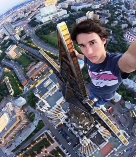 男子在黄山旅游不要命,爬到悬崖松树上拍照……