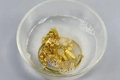  #金光闪闪#不管金首饰多脏多黑用“水”泡一泡，立马金光闪闪，1克都不掉