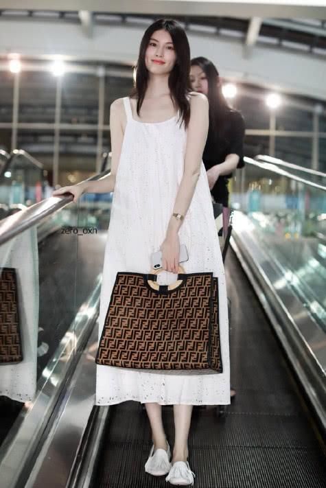 何穗胖了？一身宽松长裙没能藏住她腋下的赘肉，但依旧美的很优雅