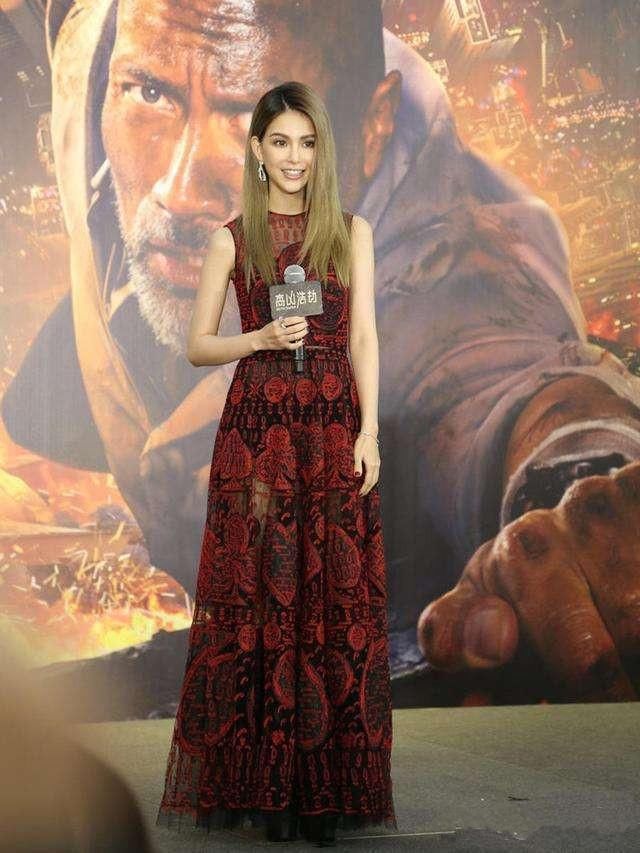 25岁昆凌，35岁杜鹃，两人同穿红色镂空裙，差距居然跟年龄无关！