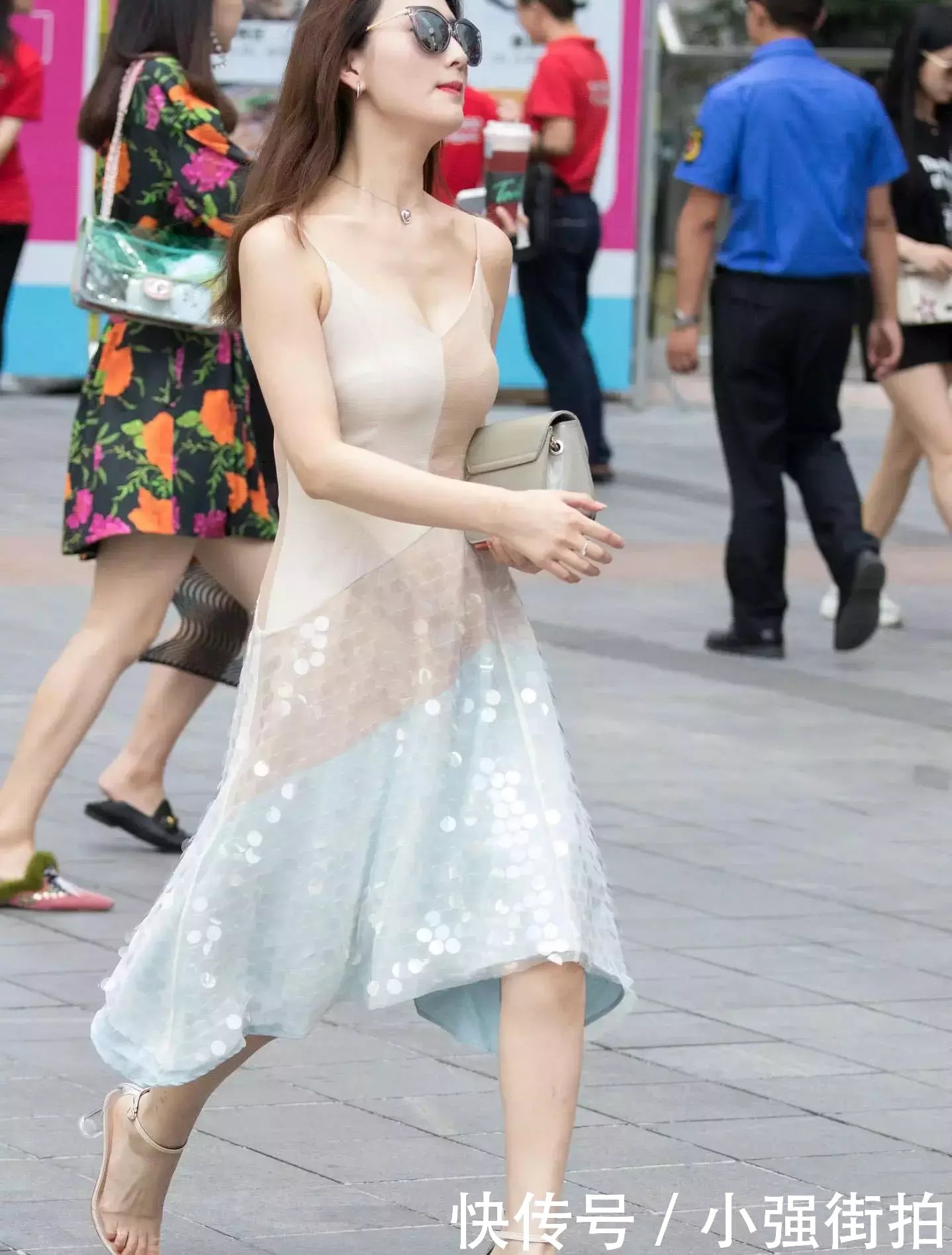 气质小姐姐吊带拼接短裙秀丰腴上围，紧身裙裹着丰腴的臀部，很有