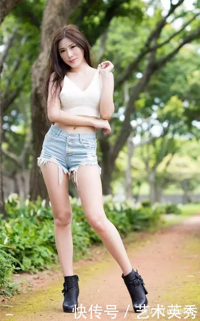时尚街拍：女人都喜欢穿紧身热裤，但这么美的一般人遇不到！