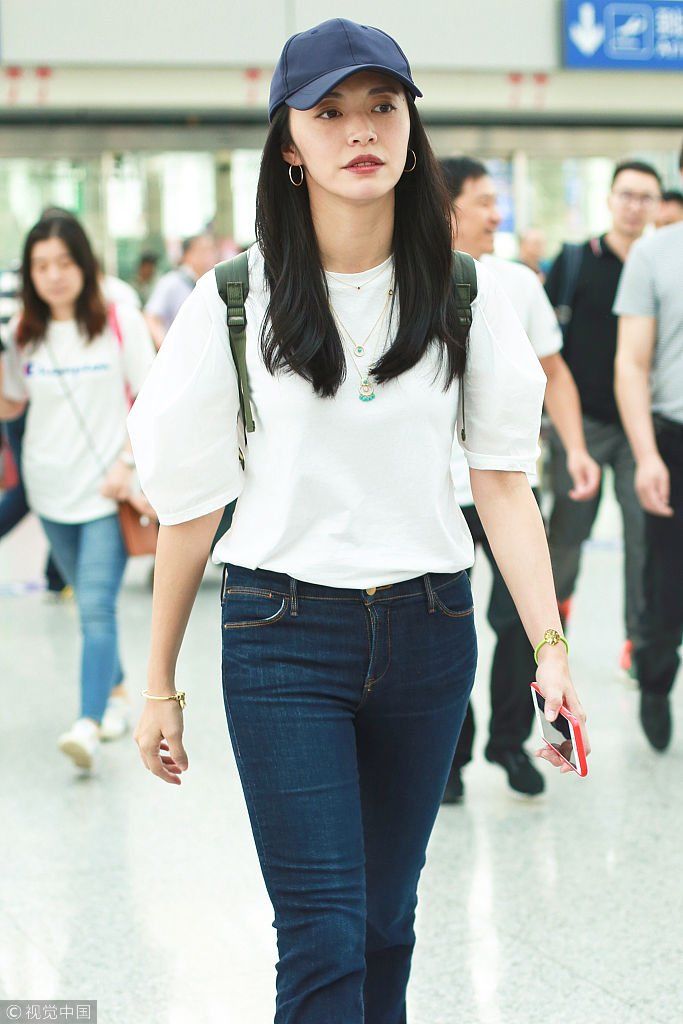 “辣妈”姚晨撩发秀婚戒眼睛无神显疲惫  背双肩包疾走展长腿青春