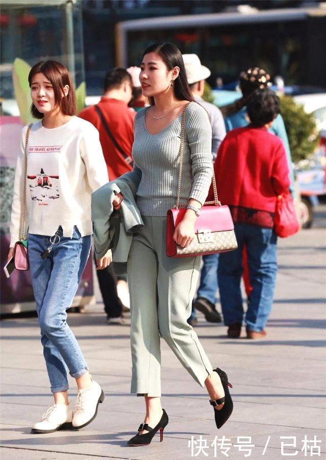  『小姐姐』街拍：活泼可爱的小姐姐，努力的憋笑也太可爱啦！