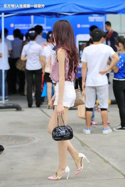 街拍气质忧郁美女，长腿逆天的节奏，有什么心事的样子？