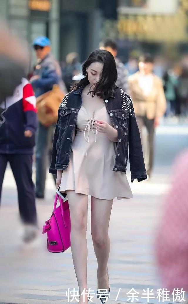 「可谓」街拍:豹纹高跟鞋搭配皮裙非常的相配,两者的结合可谓是天作之合