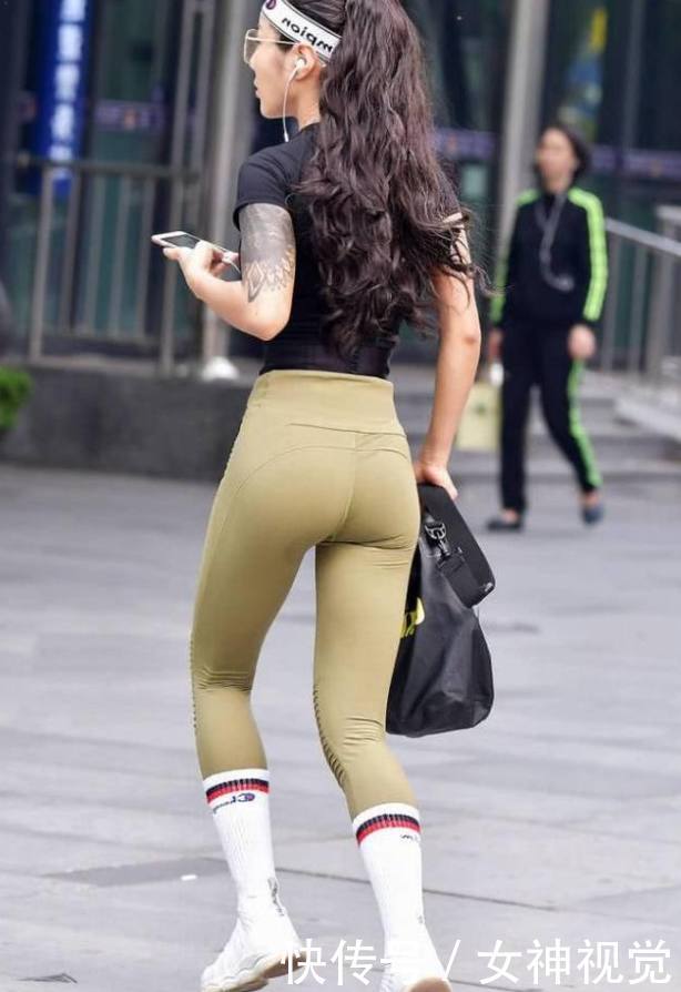 率性自然的打底裤美女，身材苗条好看，彰显时尚女人味！