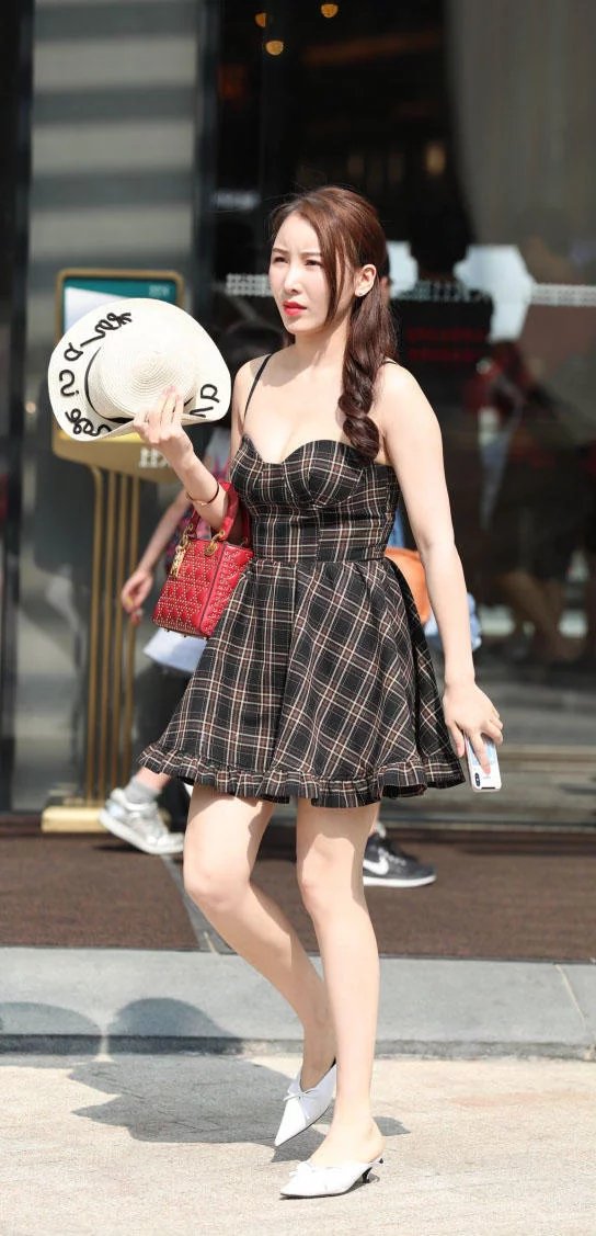 时尚小姐姐穿吊带格子裙秀出丰满圆润的上围曲线，身材火辣很有看