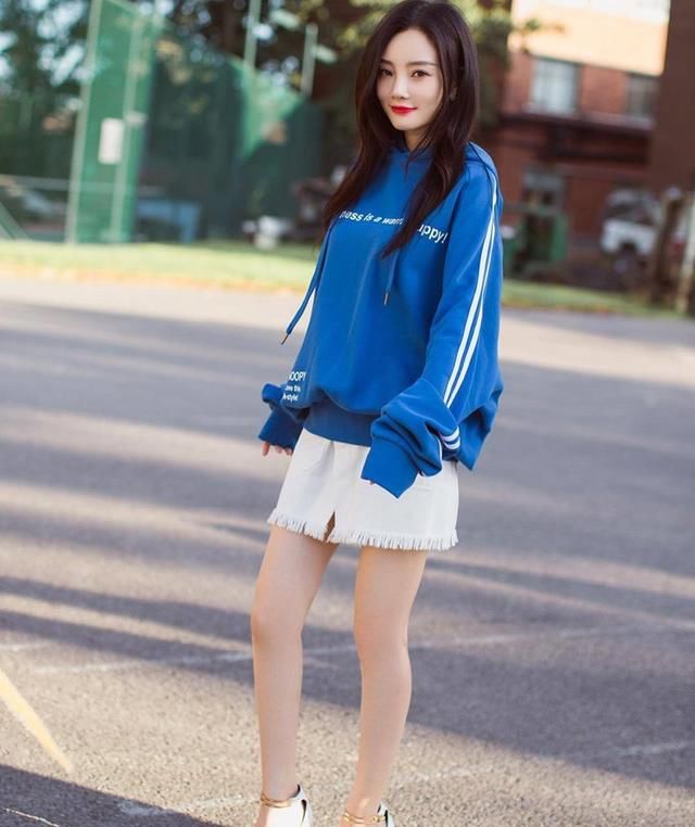李小璐真敢穿，裙子太紧勒成这样，网友:简直辣眼睛!