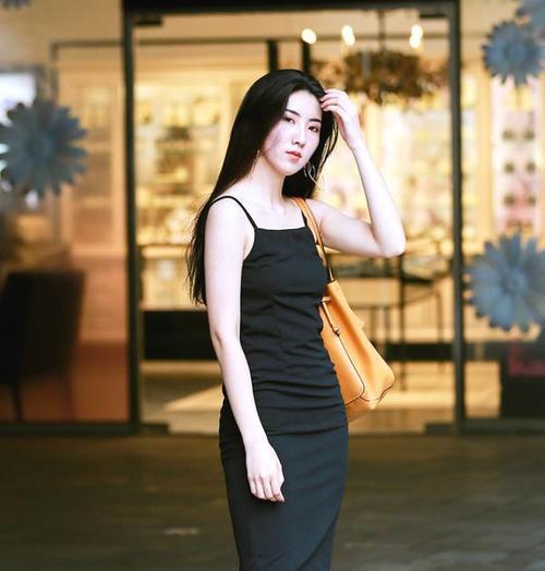 路人街拍：姑娘清纯又时尚，凸显完美身材曲线，尽显妩媚女人味！