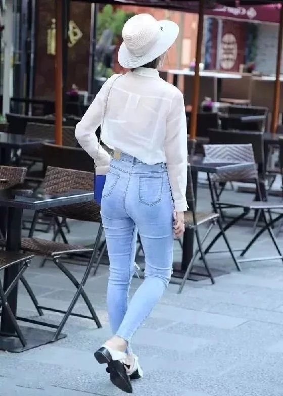 靓丽气质小姐姐，白色透视衬衫美搭淡蓝色高腰紧身牛仔裤，尽显朦
