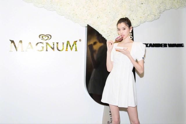 奚梦瑶颜值高就是好，随手一拍就是大片！