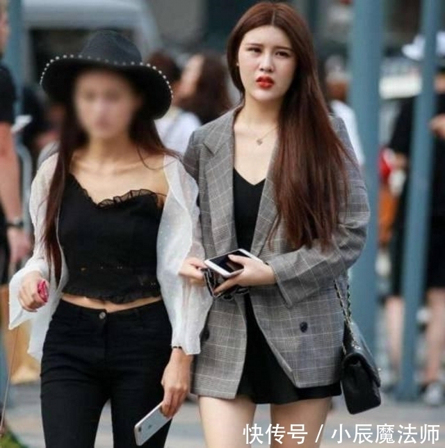  『美女』路人街拍，美女穿一款橘红色的一字肩小衫，看起来楚楚动人