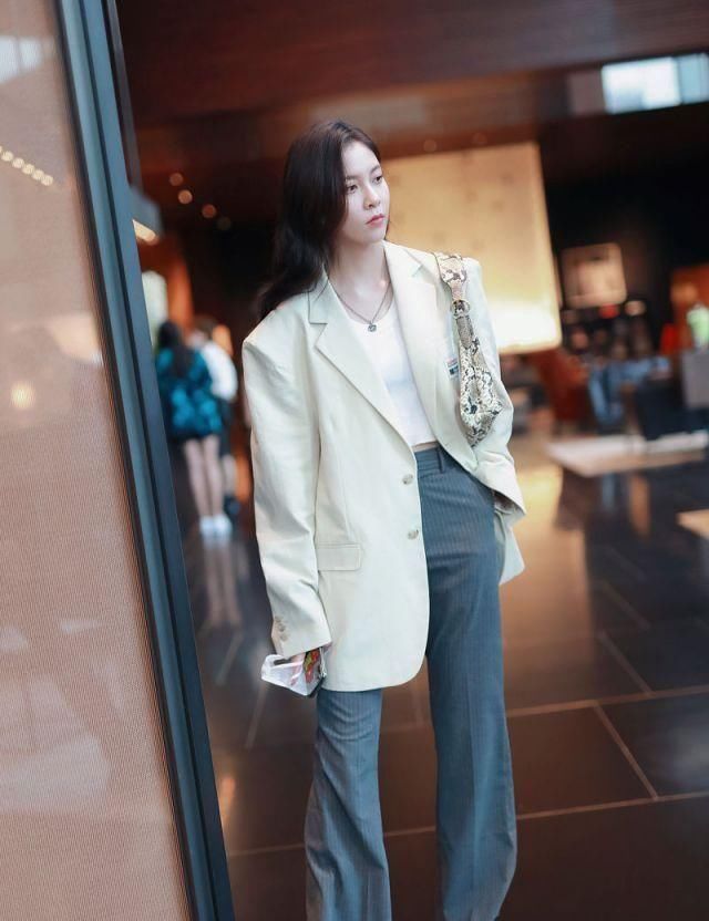  #白裙#宋妍菲穿白裙秀窈窕身段，穿白色西装潇洒迷人，天生丽质有星味