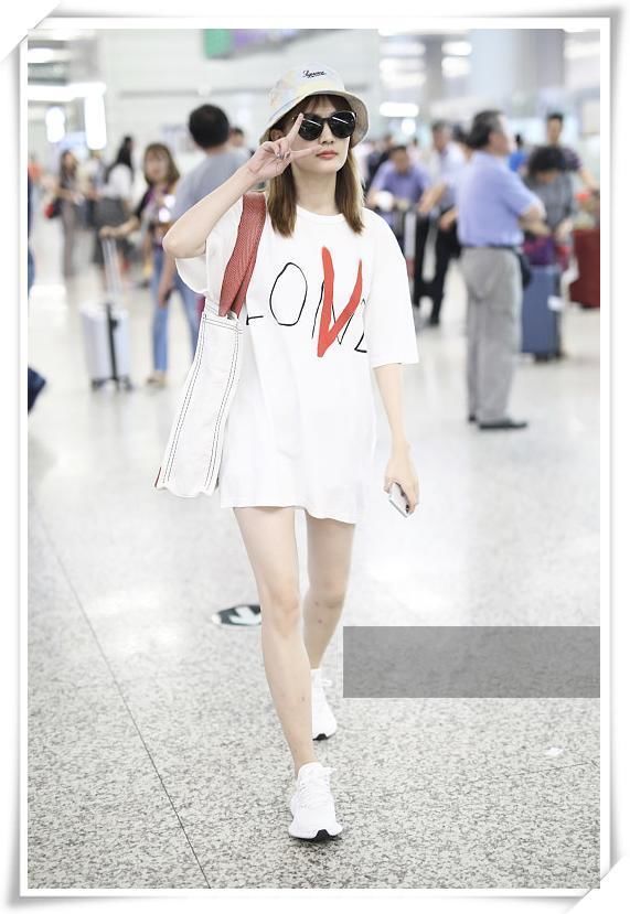 徐璐为秀腿真拼！穿一条看不见的短裤就出门，网友：还怎么交男友