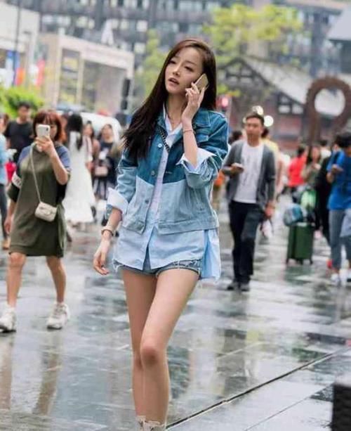 粉色■养眼女神街拍：美目盼兮的美女，一条粉色的连衣裙，时尚唯美气质迷人